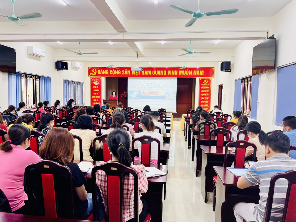 CBCNVCLĐ thành phố Hạ Long tham gia học cảm tình đảng.