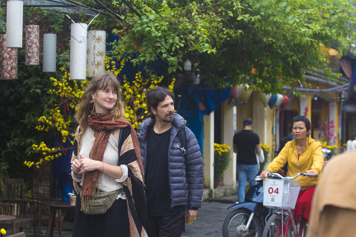 Foreigners delight in Hoi An's Tet experiences