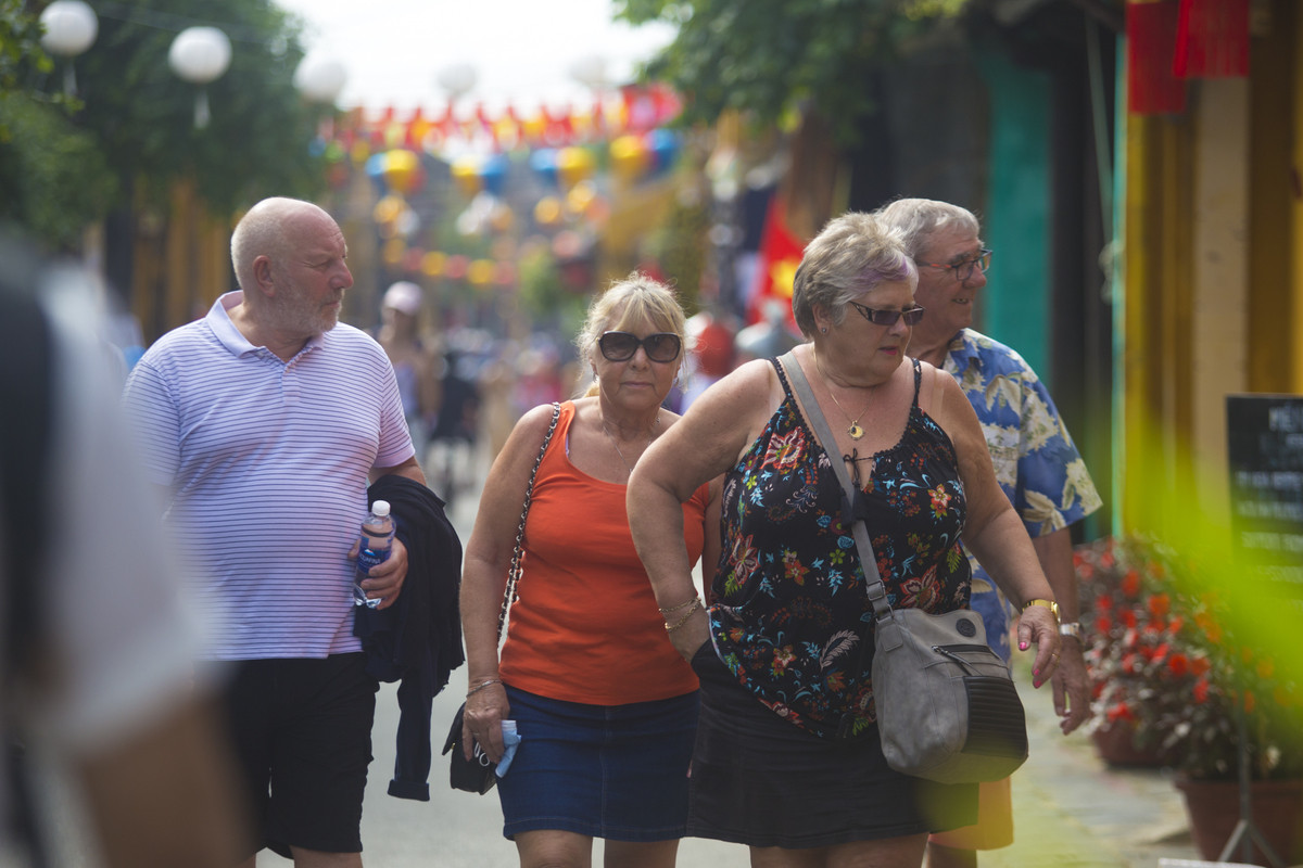 Foreigners delight in Hoi An's Tet experiences