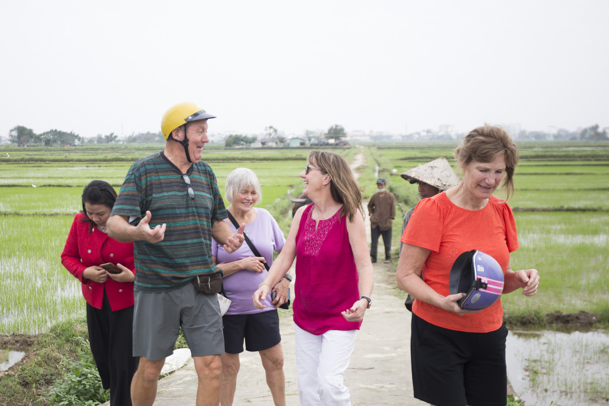 Foreigners delight in Hoi An's Tet experiences