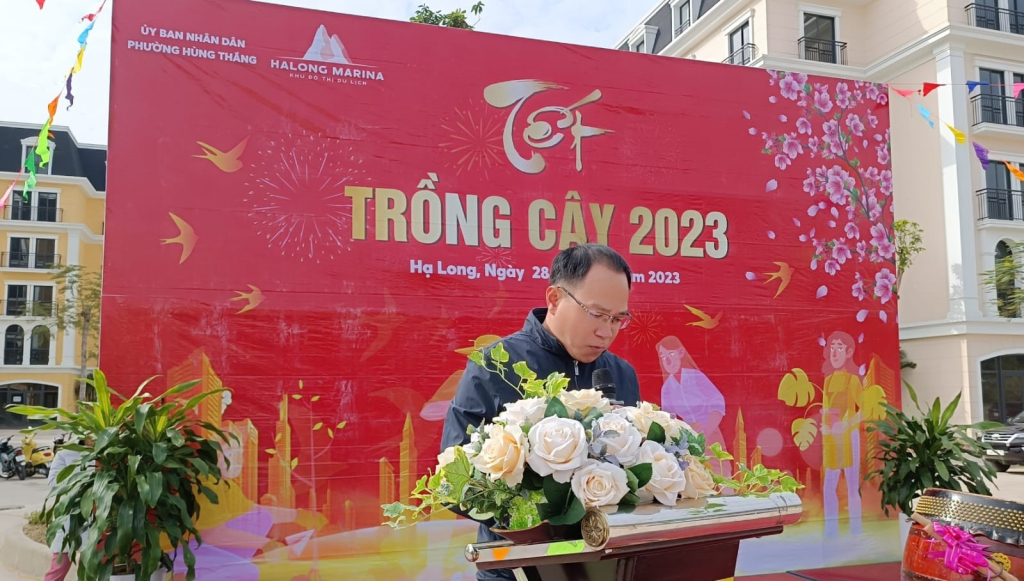 Ông Nông Vũ Thoan - Phó Chủ tịch UBND phường Hùng Thắng tham dự và phát biểu khai mạc Tết trồng cây 2023 tại Khu đô thị Halong Marina. Ảnh: Khu đô thị Halong Marina.