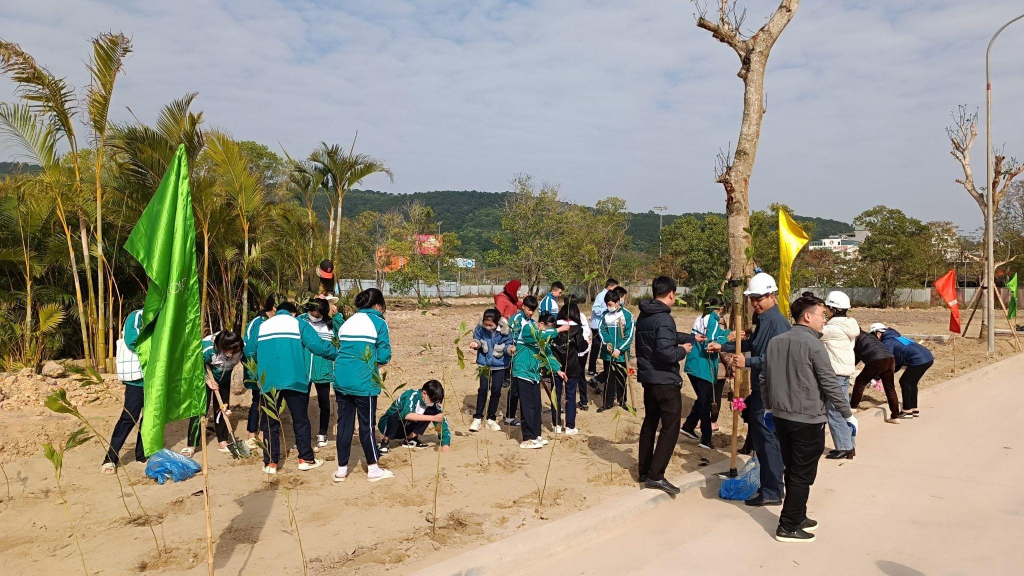 Rất đông các bạn học sinh trên địa bàn phường Hùng Thắng cũng nhiệt tình tham gia hoạt động trồng cây với tinh thần “tuổi nhỏ làm việc nhỏ”. Ảnh: Khu đô thị Halong Marina.