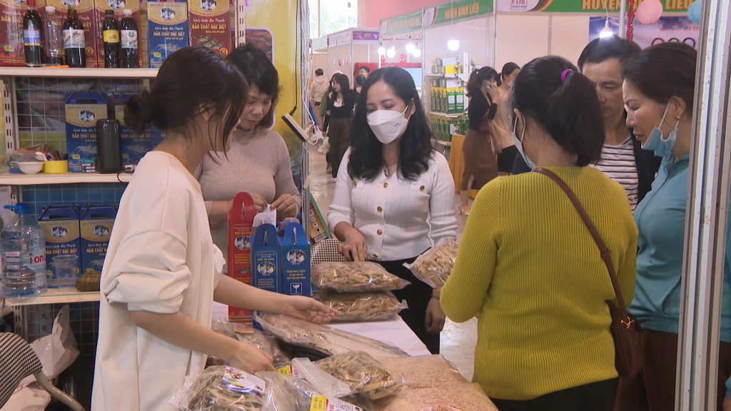 Người dân tham quan, mua sắm tại Hội chợ OCOP Quảng Ninh - Xuân 2023.