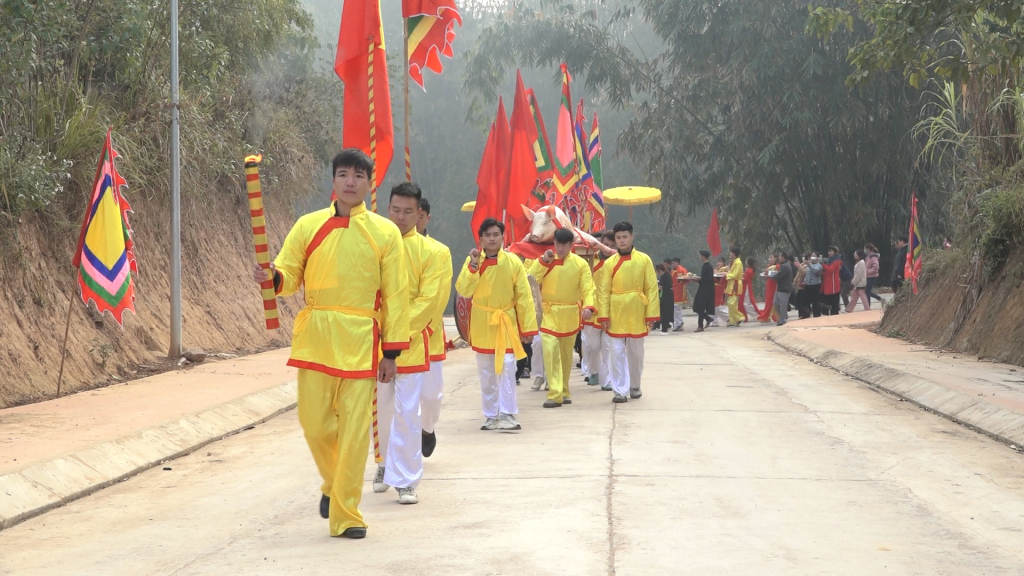 Bài vị Thành Hoàng làng được cán bộ, nhân dân các dân tộc trên địa bàn huyện rước xung quanh thôn Làng Dạ.