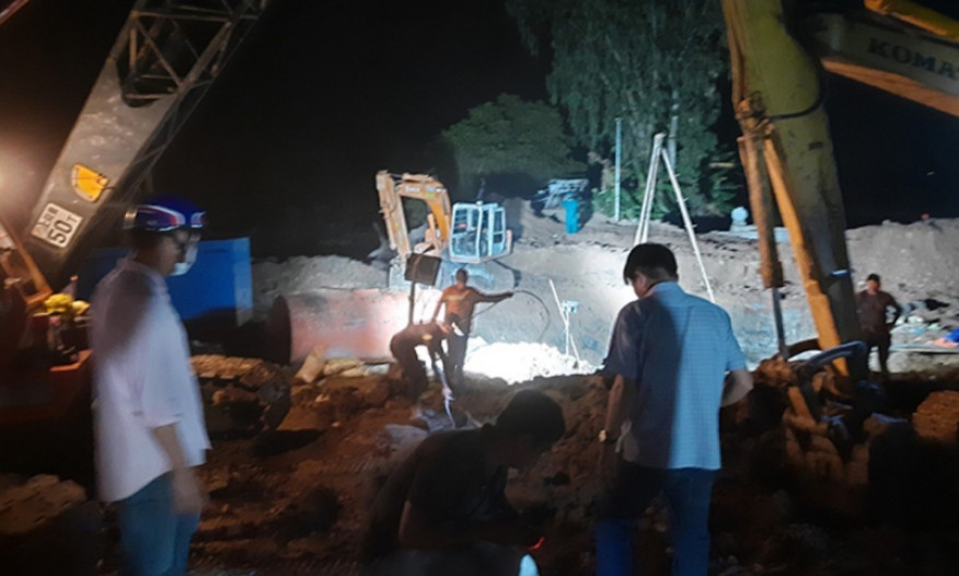 Nỗ lực cứu bé trai 10 tuổi bị lọt vào trụ bê-tông sâu 35m