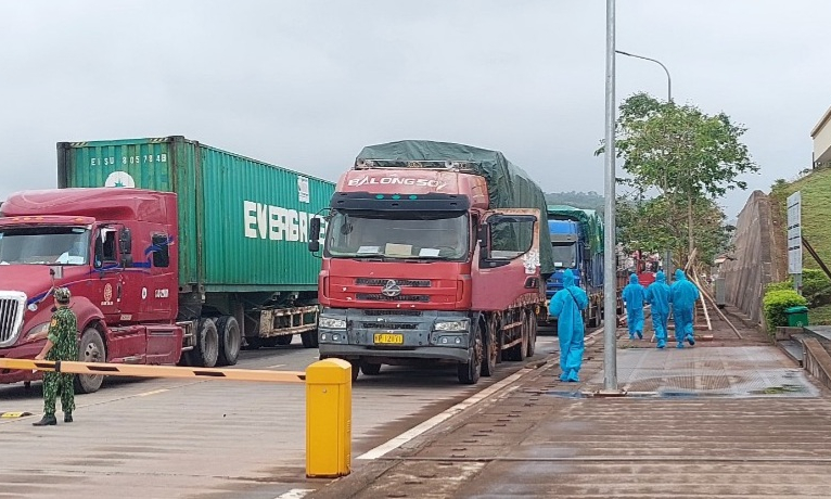 Móng Cái: Hơn 2.000 tấn hàng hóa XNK qua lối mở Km3+4 Hải Yên trong ngày đầu năm mới