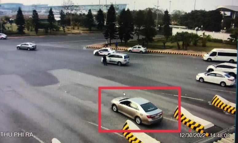Tài xế xe dù 'ăn chặn' tiền du khách ở Nội Bài