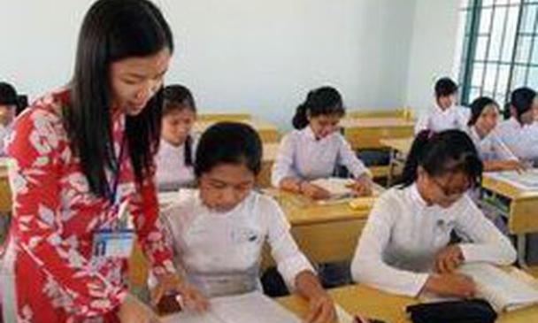 Giáo viên hợp đồng có được trả lương dạy thêm giờ?