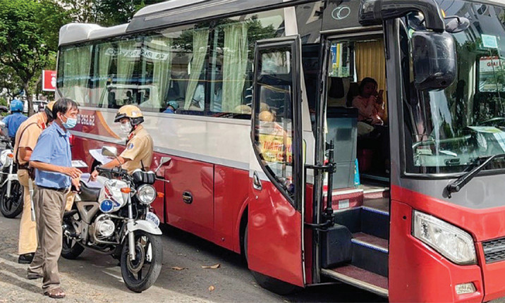 Loay hoay chuyện xử lý “xe dù, bến cóc”