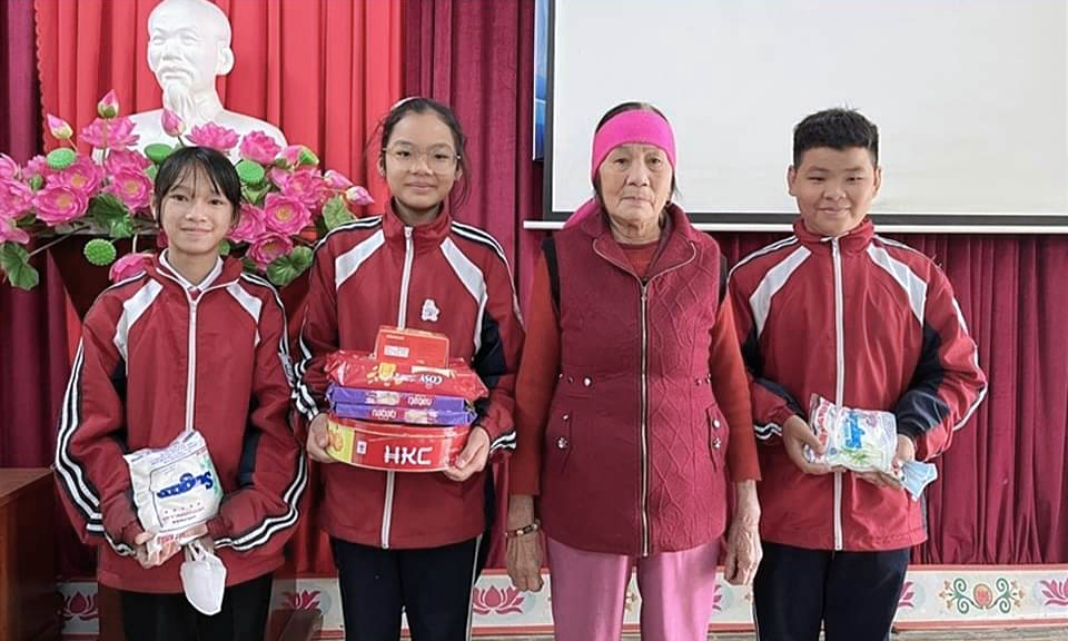 Ba học sinh lớp 6 tại TX Đông Triều dũng cảm cứu cụ bà bị đuối nước