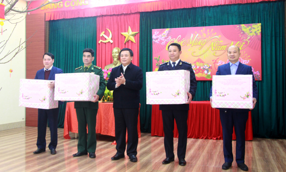 Ủy viên Bộ Chính trị Nguyễn Xuân Thắng thăm, chúc Tết tại huyện Bình Liêu