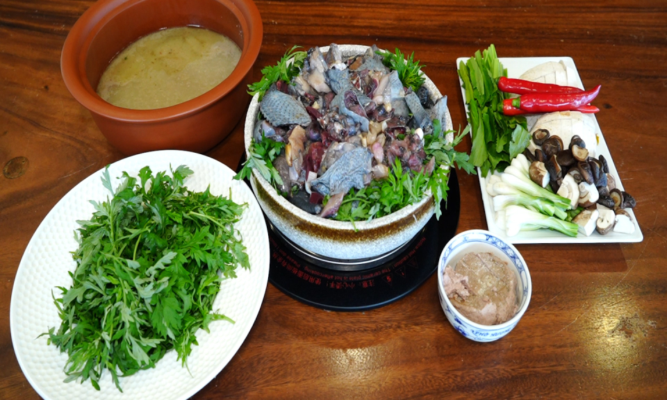 Lẩu gà đen pate