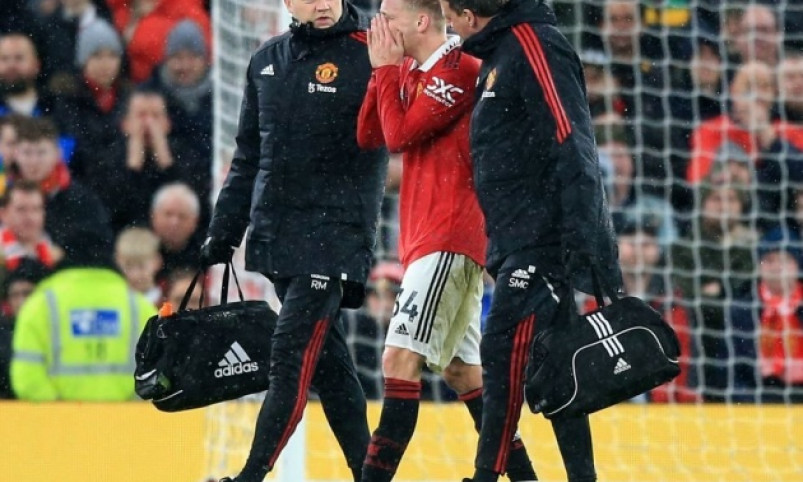 Quá nghiệt ngã! Sao Man Utd bật khóc khi dính chấn thương