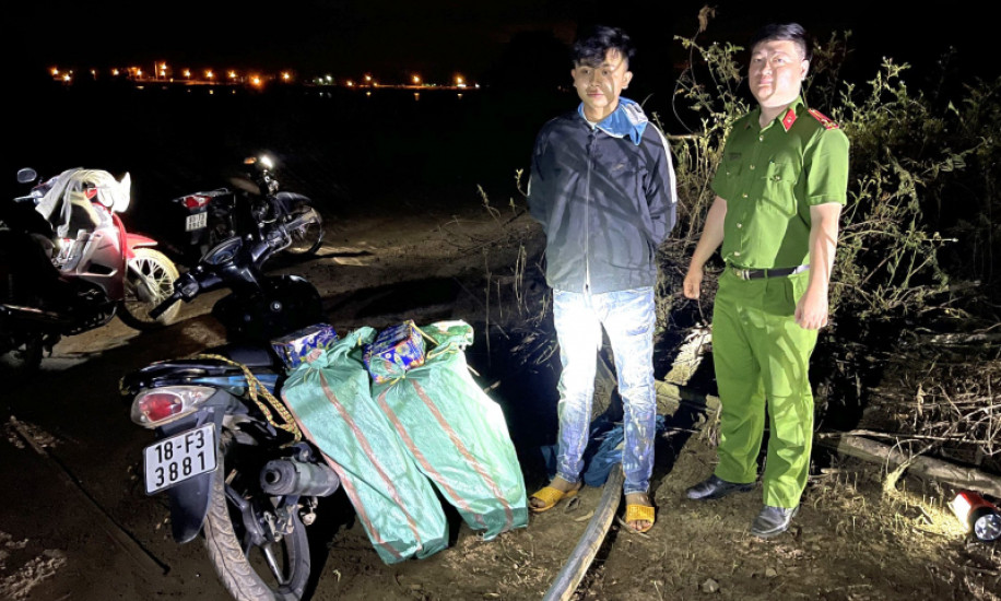 Phóng xe máy lúc mờ sáng chở “quà tết”