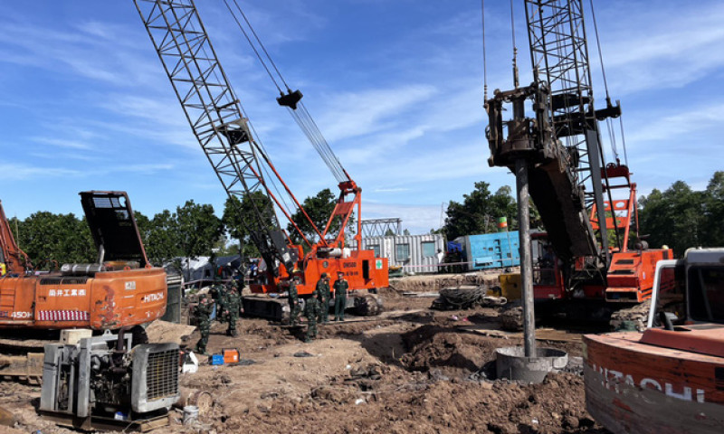 Giải cứu bé trai ở Đồng Tháp rơi xuống trụ bê tông: Tiếp tục bơm oxy, chờ đợi điều "thần kỳ"