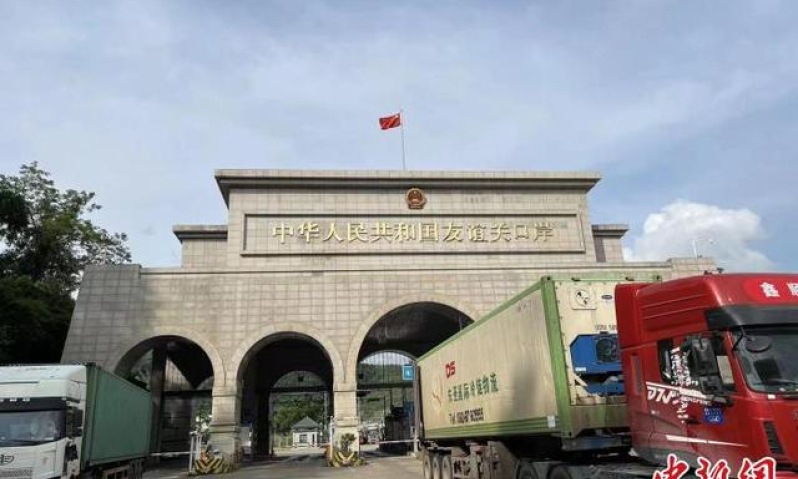 中越边境广西友谊关口岸车水马龙 