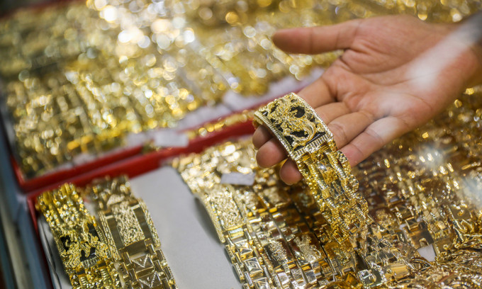 Gold inches up