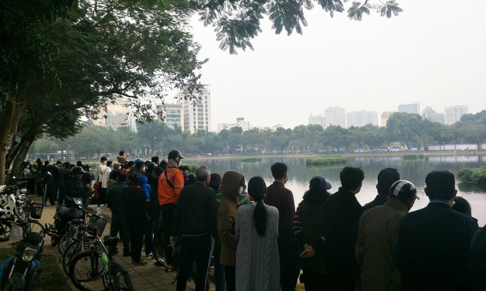 Cảnh sát lặn tìm người nghi mất tích dưới hồ Thiền Quang 