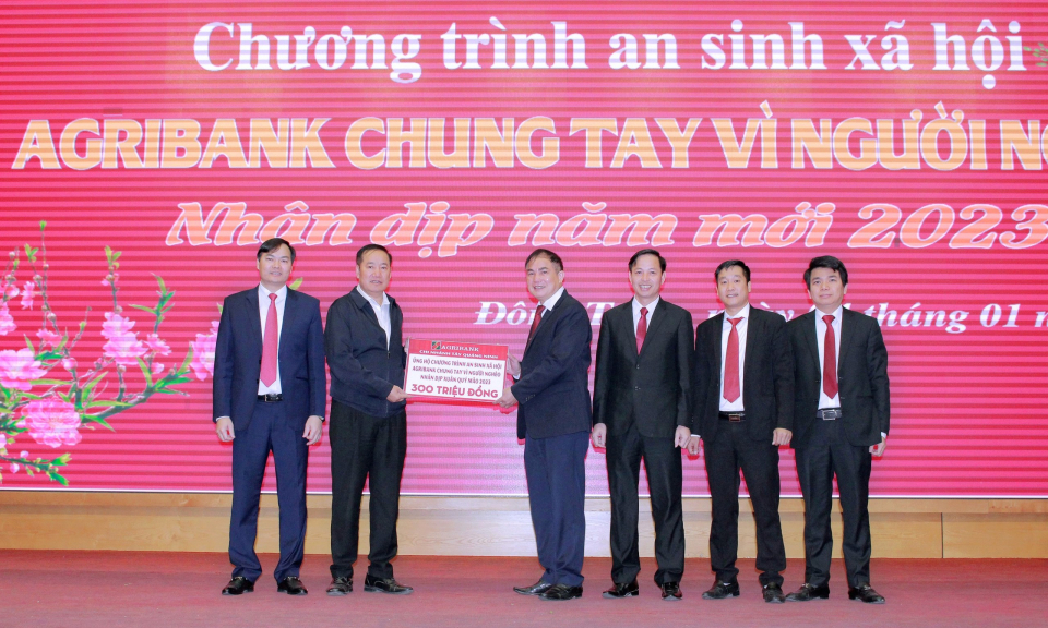 Agribank chi nhánh Tây Quảng Ninh trao tặng 400 suất quà cho các đối tượng chính sách tại TX Đông Triều