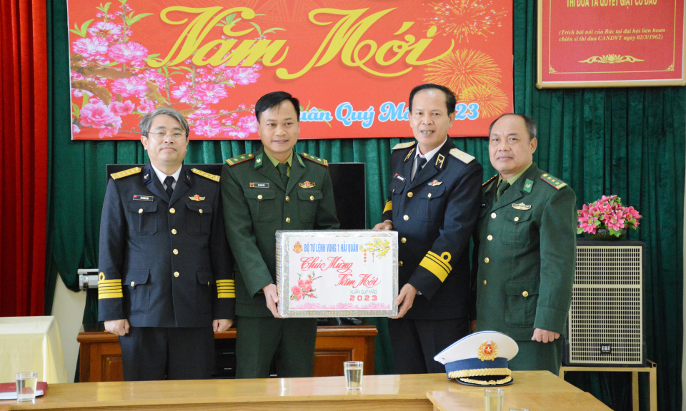 Bộ Tư lệnh Vùng 1 Hải quân thăm, tặng quà Tết cán bộ, chiến sĩ và nhân dân tuyến đảo Đông Bắc