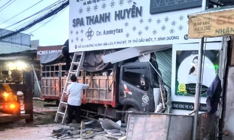 Xe tải mất lái tông sập cơ sở thẩm mỹ ở Bình Dương, tài xế mắc kẹt