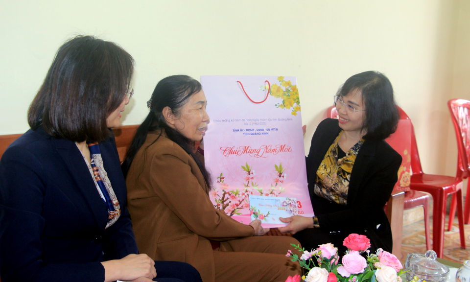 Phó Bí thư Tỉnh ủy Trịnh Thị Minh Thanh thăm, chúc Tết gia đình chính sách tại TP Uông Bí