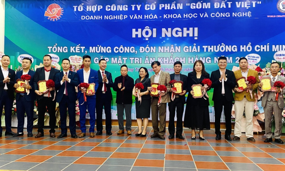 Tổ hợp Công ty CP Gốm Đất Việt phấn đấu năm 2023 doanh thu đạt trên 780 tỷ đồng