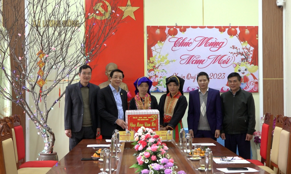 Trưởng Ban Dân vận Tỉnh ủy, Chủ tịch Uỷ ban MTTQ tỉnh thăm, tặng quà Tết tại huyện Ba Chẽ