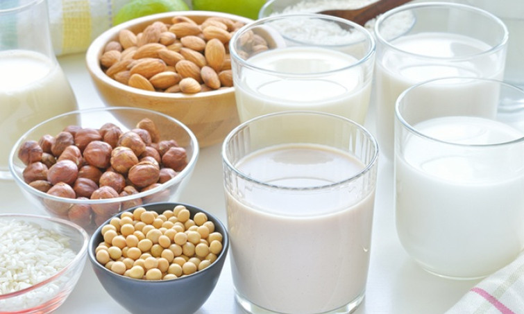 Nên cho trẻ uống sữa hạt hay sữa bò?
