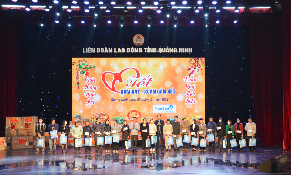 "Tết sum vầy - Xuân gắn kết": Trao quà Tết cho 800 CNLĐ