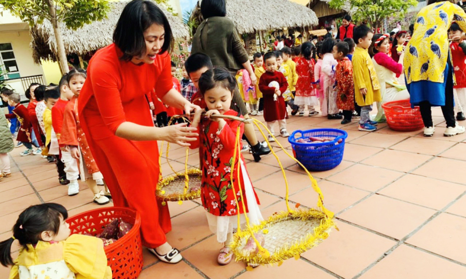 Bé vui Tết Cổ truyền dân tộc