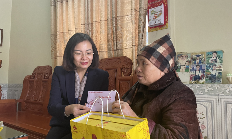 Hội LHPN tỉnh thăm, tặng quà, chúc Tết gia đình chính sách, hội viên, trẻ em mồ côi có hoàn cảnh khó khăn