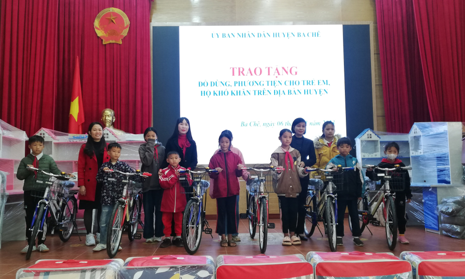 Ba Chẽ: Trao tặng quà cho trẻ em và gia đình có hoàn cảnh khó khăn