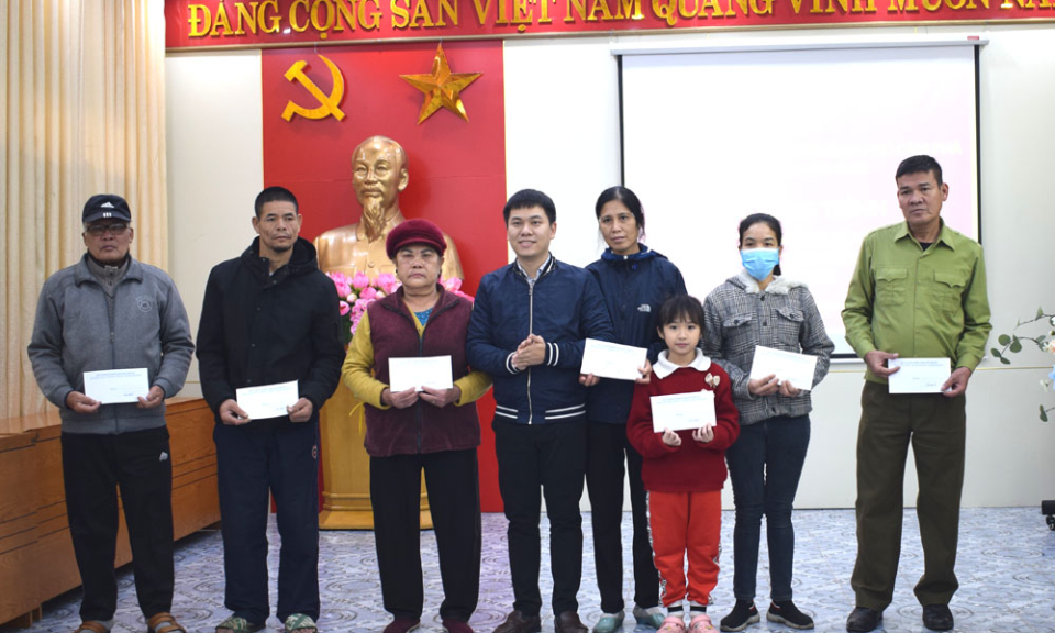Tặng 300 suất quà tết cho các hộ nghèo, cận nghèo, hộ khó khăn tại Cẩm Phả