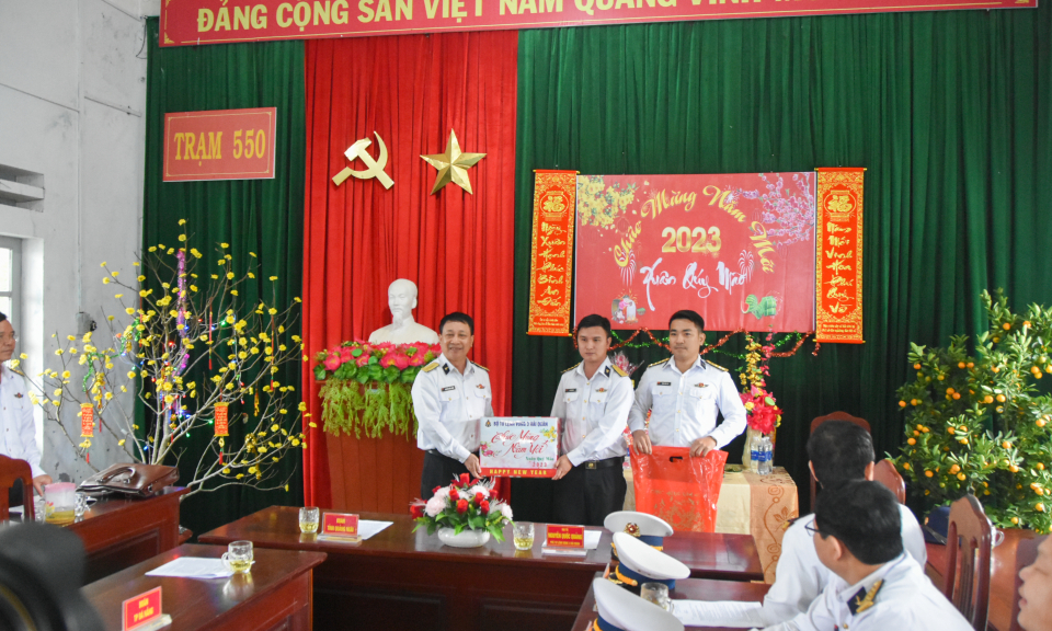 Bộ Tư lệnh Vùng 3 Hải quân thăm, chúc Tết quân, dân huyện đảo Cồn Cỏ, Lý Sơn