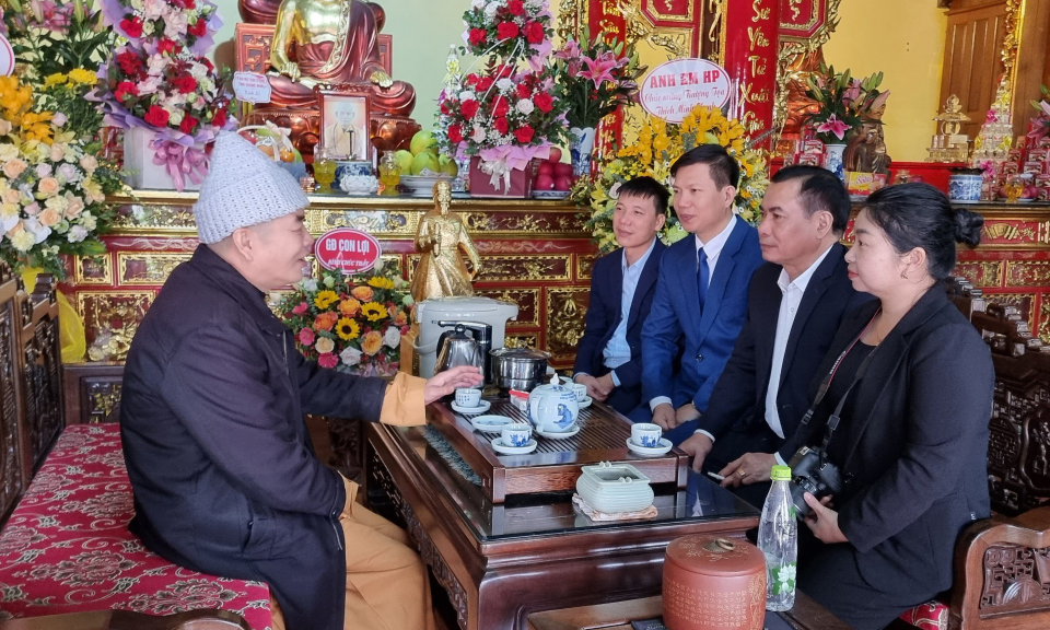 Lãnh đạo Ủy ban MTTQ tỉnh thăm, tặng quà tết tại TP Móng Cái
