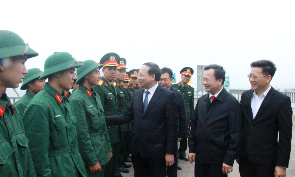 Đồng chí Bí thư Tỉnh ủy thăm, chúc Tết quân và dân tuyến biển đảo Cô Tô và Vân Đồn