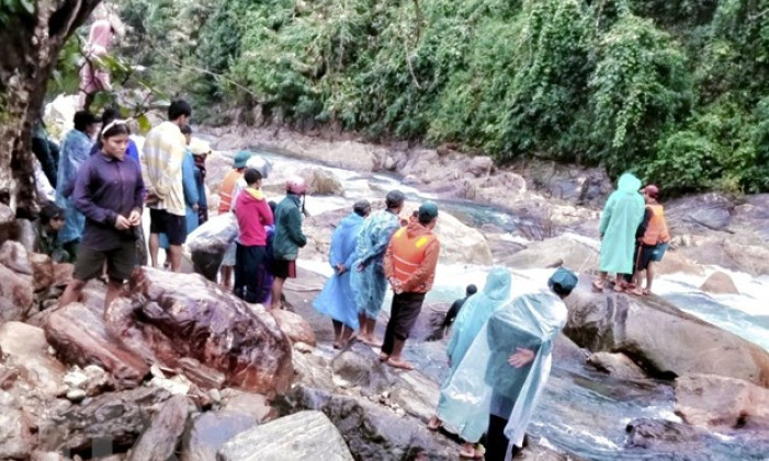 Quảng Nam: Khẩn trương tìm kiếm cháu bé ngã xuống suối, mất tích