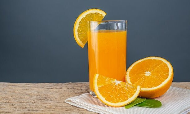 Nước cam giàu dinh dưỡng nhưng ai không nên dùng?