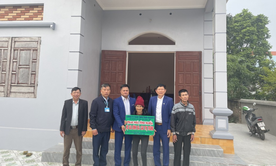 Hiệp hội Doanh nghiệp TP Hạ Long tặng quà các đối tượng chính sách