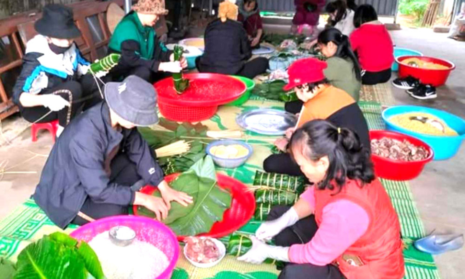 Hội Chữ thập đỏ thị trấn Ba Chẽ gói hơn 400 chiếc bánh chưng tặng bệnh nhân và hộ nghèo