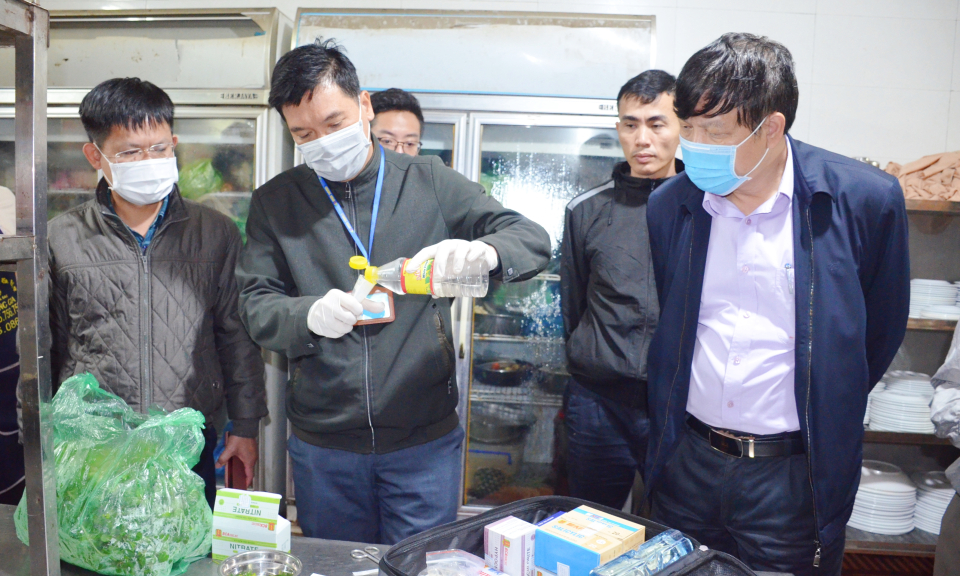 Đoàn liên ngành số 1 của tỉnh kiểm tra an toàn thực phẩm dịp Tết tại TP Cẩm Phả