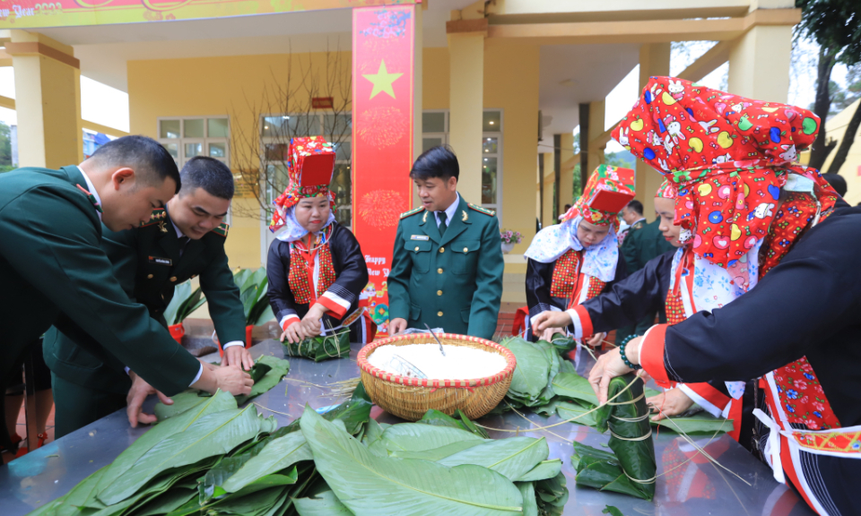 The program “Border Guard warms the hearts of villagers in Spring” held in Binh Lieu