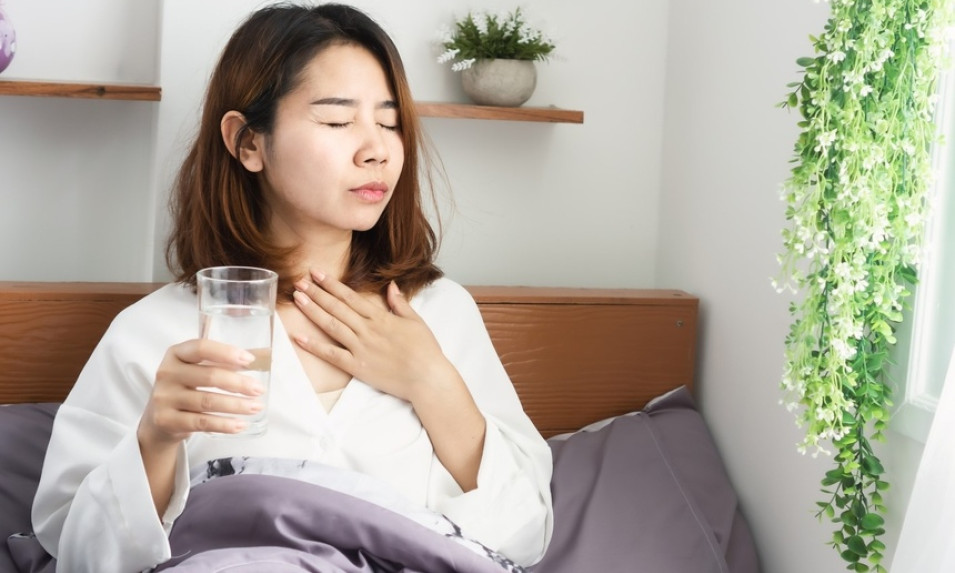 Tại sao bạn đau họng khi thức dậy vào buổi sáng?