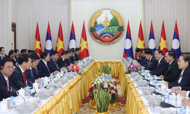Dành ưu tiên cao nhất cho việc củng cố, vun đắp quan hệ Việt-Lào