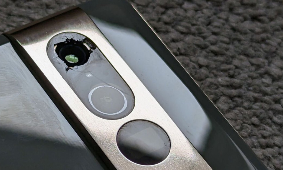 Mặt kính camera sau trên hàng loạt điện thoại Pixel 7 bất ngờ tự vỡ, Google nói không bảo hành