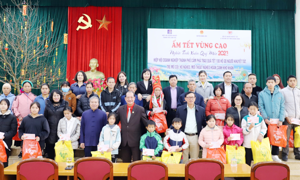 Trao tặng 100 suất quà cho người có hoàn cảnh khó khăn tại huyện Bình Liêu