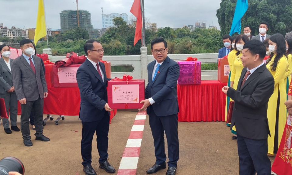 Đoàn Đại biểu TP Móng Cái (Việt Nam) - Đoàn đại biểu TP Đông Hưng (Trung Quốc) gặp mặt chúc Tết Nguyên đán Quý Mão 2023