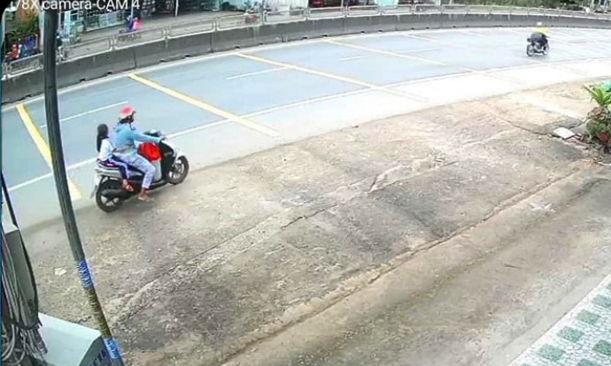 Bắt đối tượng dụ dỗ trẻ em trước cổng trường để cướp nữ trang
