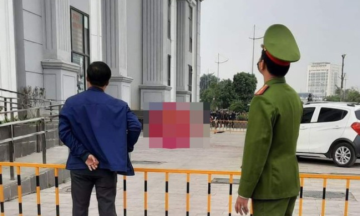 Người đàn ông rơi từ tầng cao chung cư ở Hà Nội xuống đất tử vong